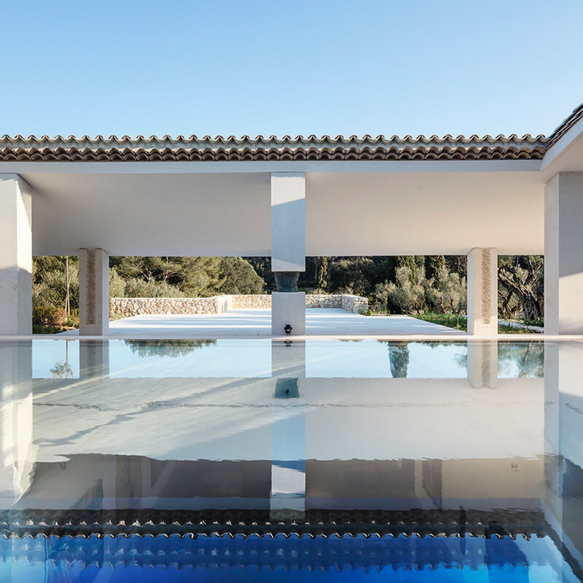 南仏ポルクロール島のヴィラ・カルミニャック。アートと庭……そしてワイン。