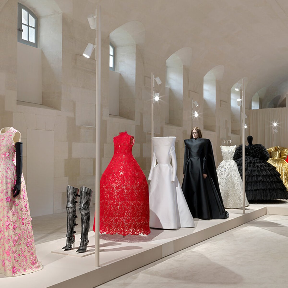 『バレンシアガ・バイ・デムナ』展、本人がキュレートした10年の軌跡。