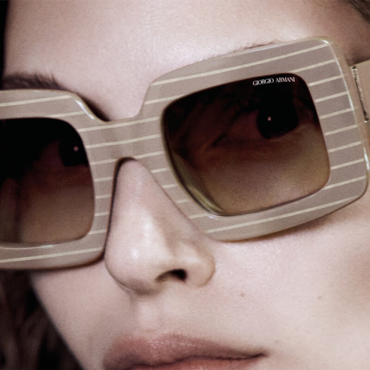 ジョルジオ アルマーニのクールなサングラスで、記憶に残る夏を。