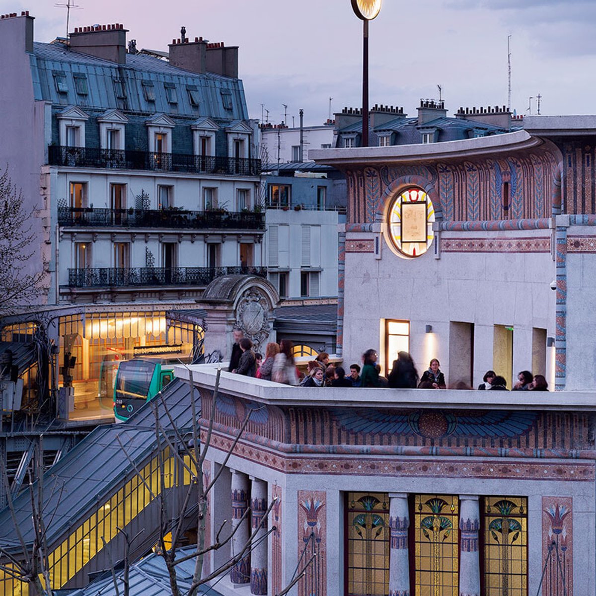 知る人ぞ知る、アールデコの豪華絢爛なシアターで唯一無二の劇場体験を。【シネマティックなパリ vol.3】