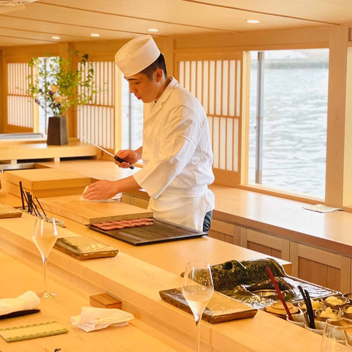 ミシュラン監修の鮨を、屋形船クルーズで堪能！