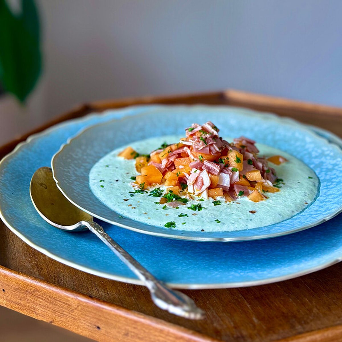 おもてなしに。生ハムとメロンをたっぷりのせた、ギリシャ風冷製スープ。