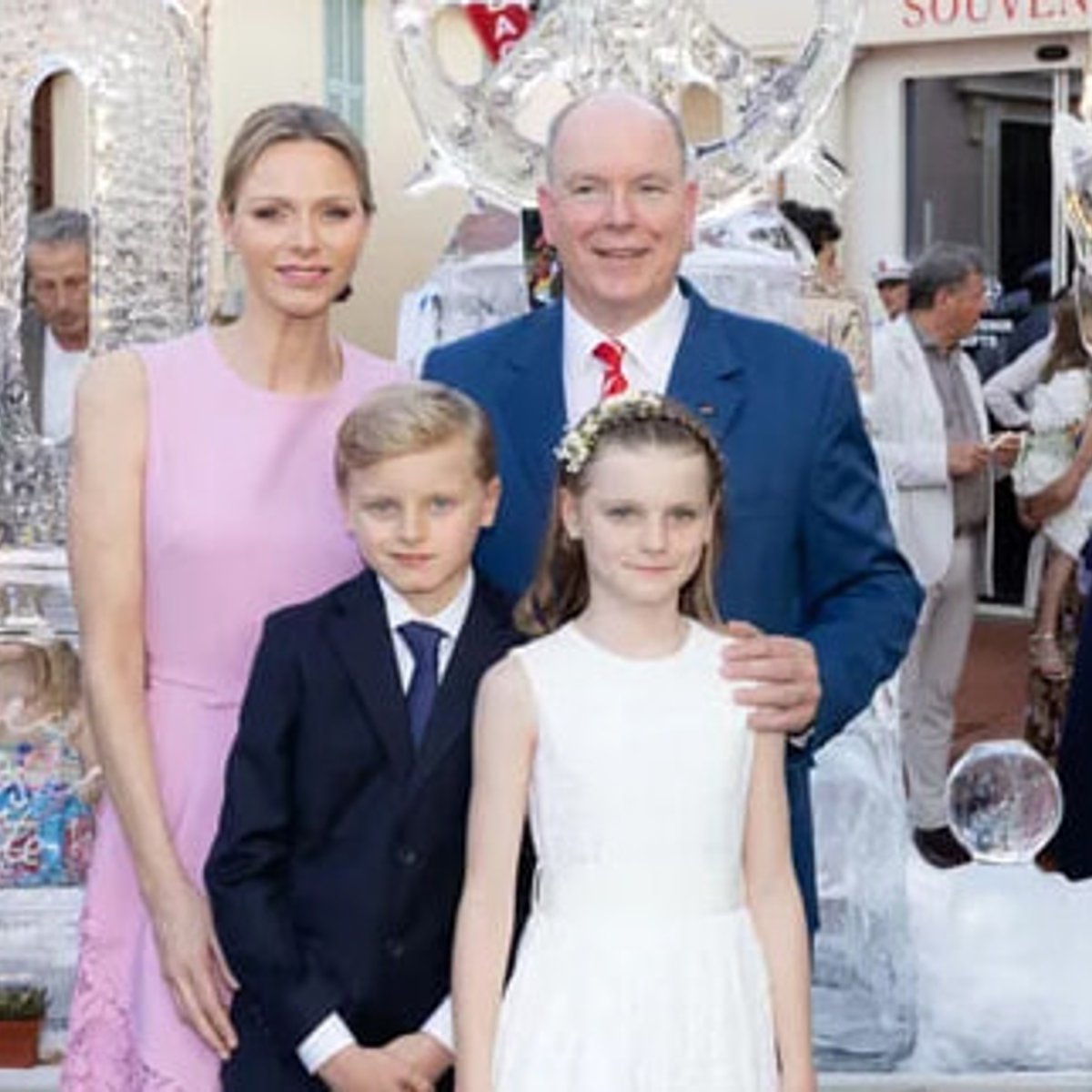 シャルレーヌ王妃へのキスと子どもたちへの抱擁……モナコ国王アルベール2世、家族とともに統治20周年を祝う。