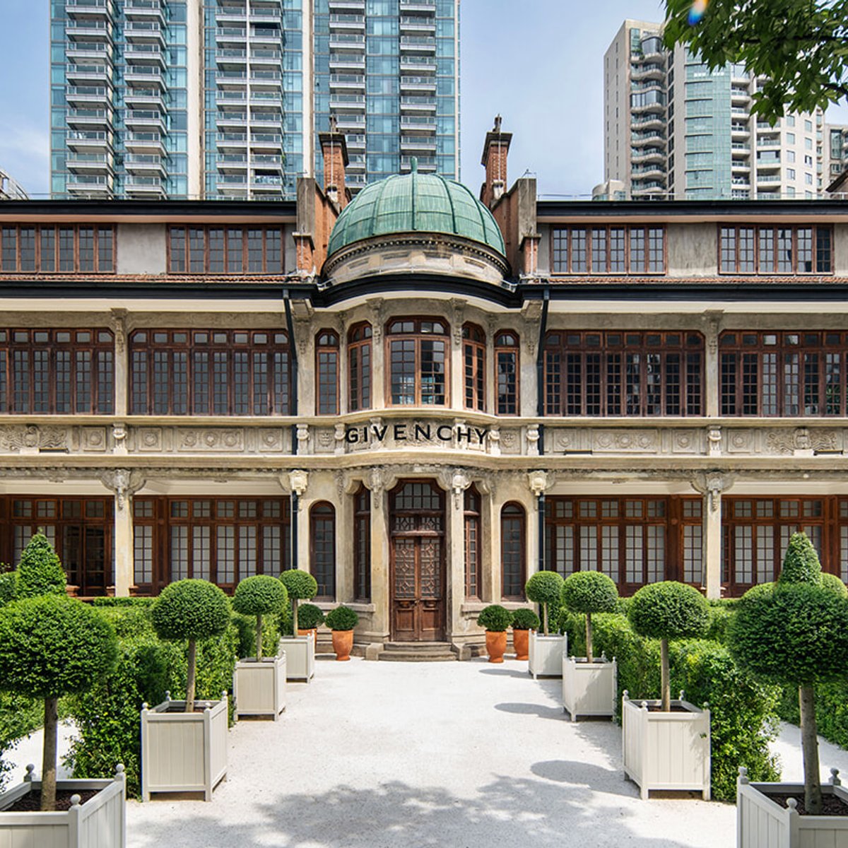 原点から未来へ、サラ・バートンによる新生ジバンシィの展示会が上海で開催。