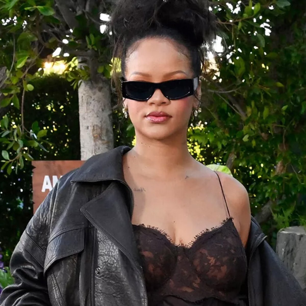 妊娠中のリアーナ、息子を連れたレッドカーペットでのマタニティドレス姿が話題に！