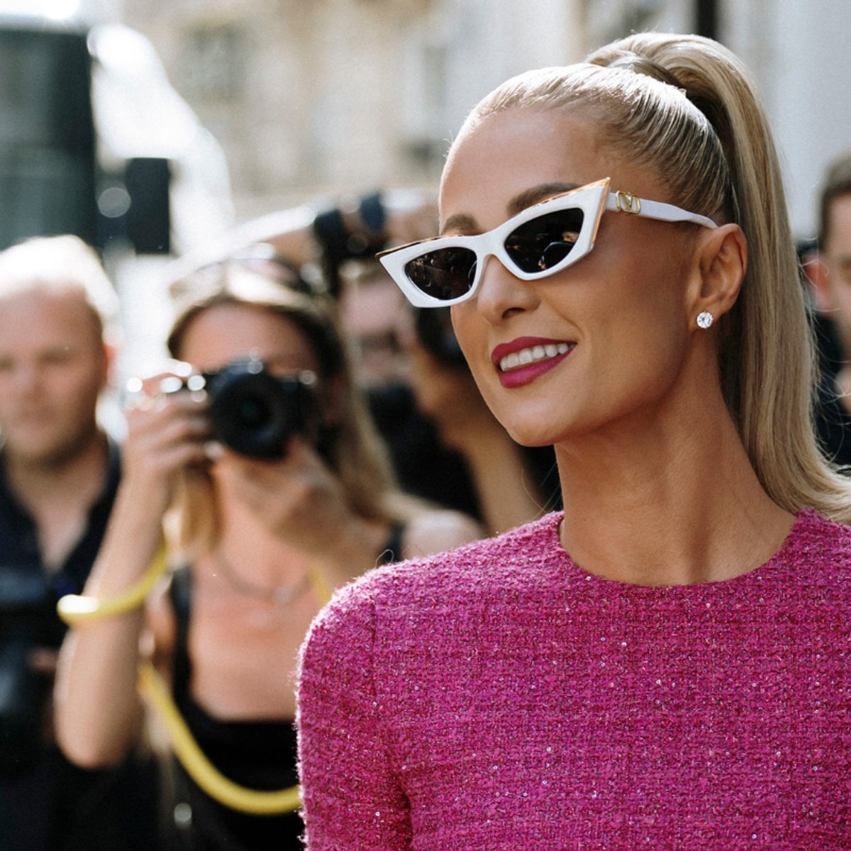 まだまだ厚底、まだピンク。「Y2Kの女王」パリス・ヒルトン、いまも変わらないファッションが再注目の的に！？