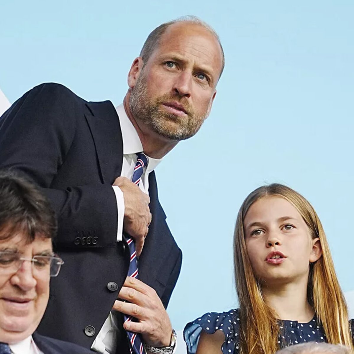 ウィリアム皇太子とシャーロット王女、ユーロ決勝戦に登場！シャーロット王女のワンピース姿が話題に。