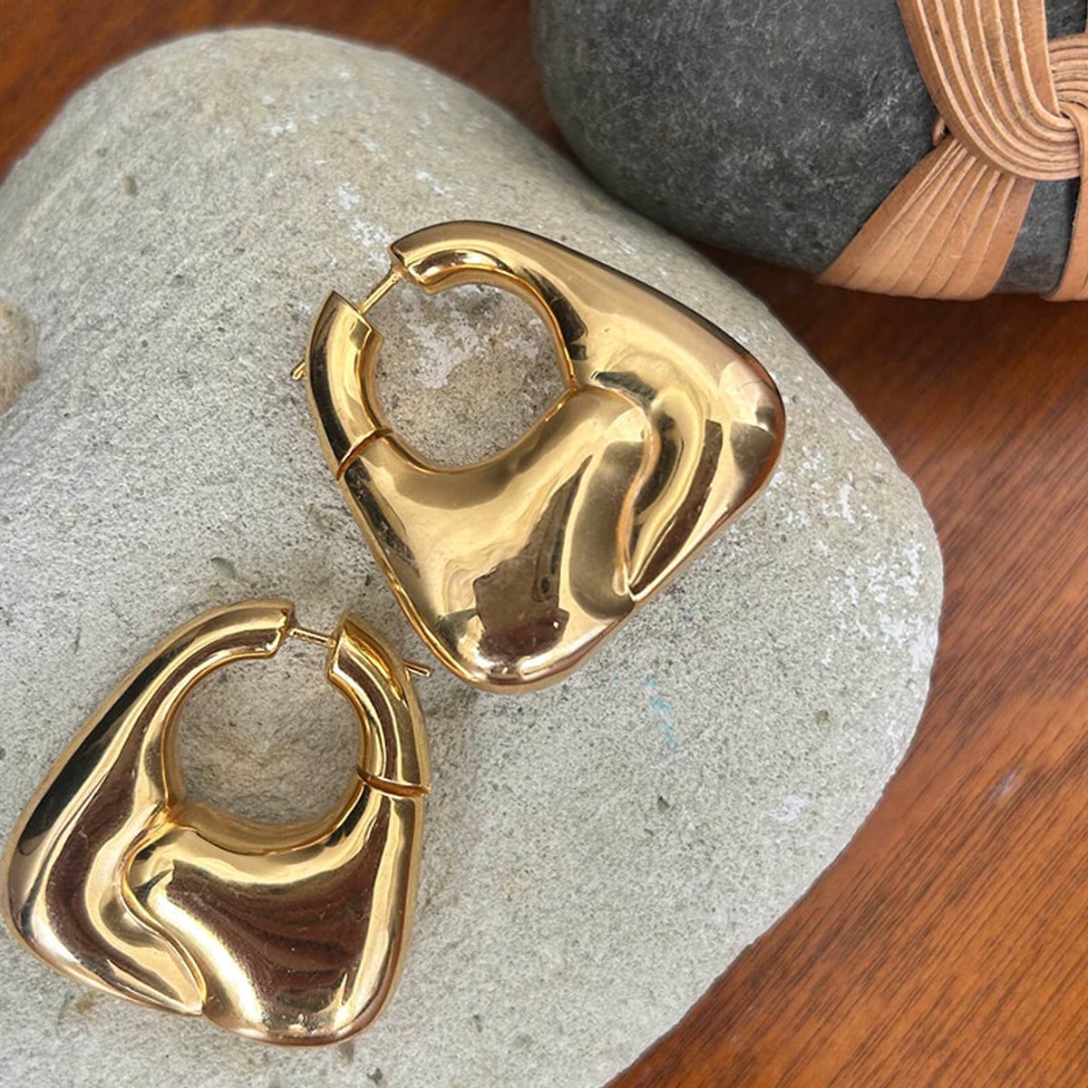 スタイリスト濱本愛弓が海辺のヴァカンスで楽しみたい3つのジュエリー。【夏の旅先ジュエリー】