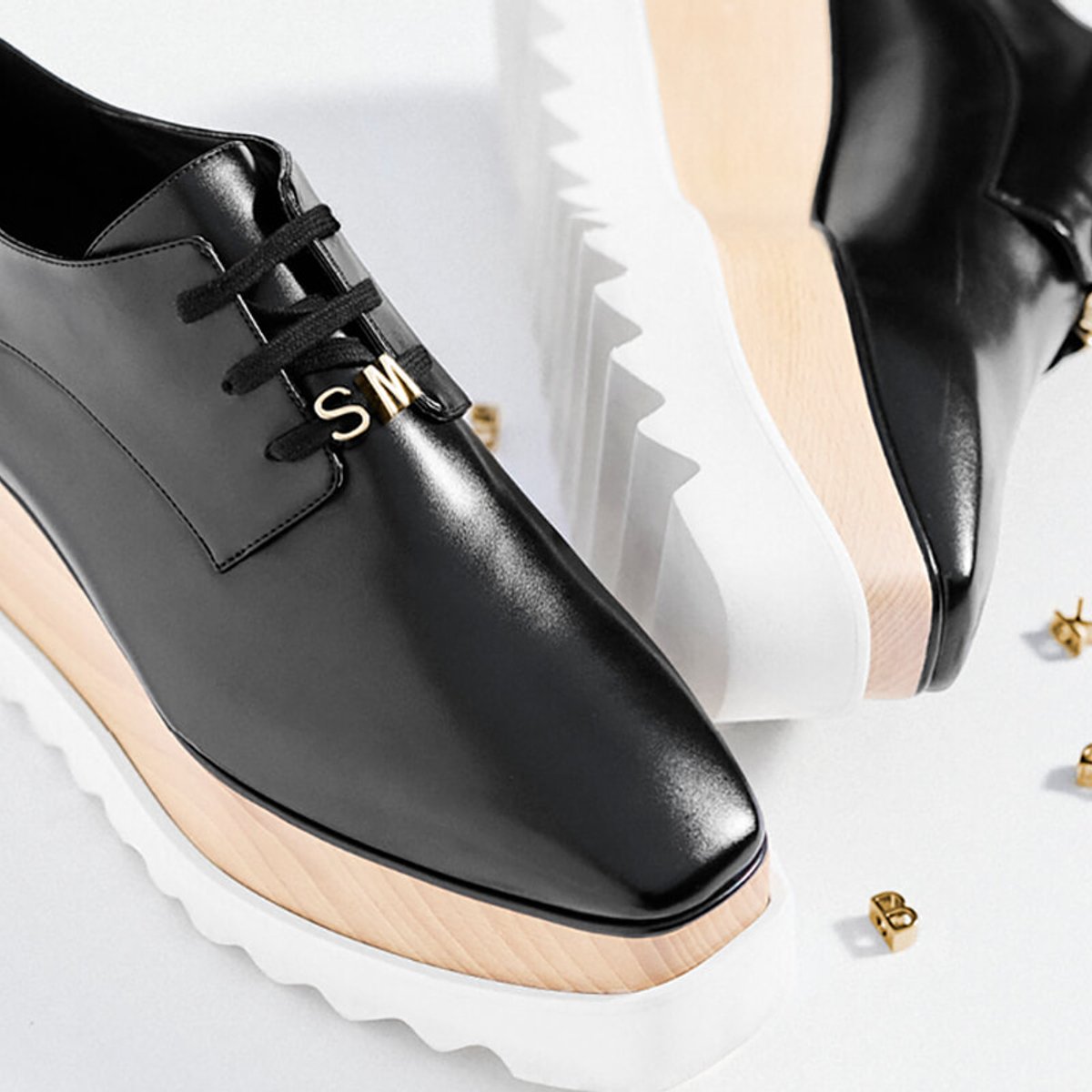 ステラ マッカートニーのヴィーガンシューズ「エリス」に、チャームを付けてパーソナライズ！