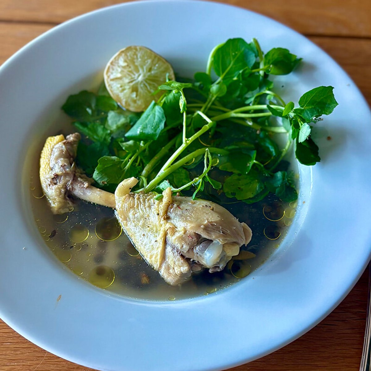 ライムでさっぱり、骨付き鶏とクレソンのスープ。