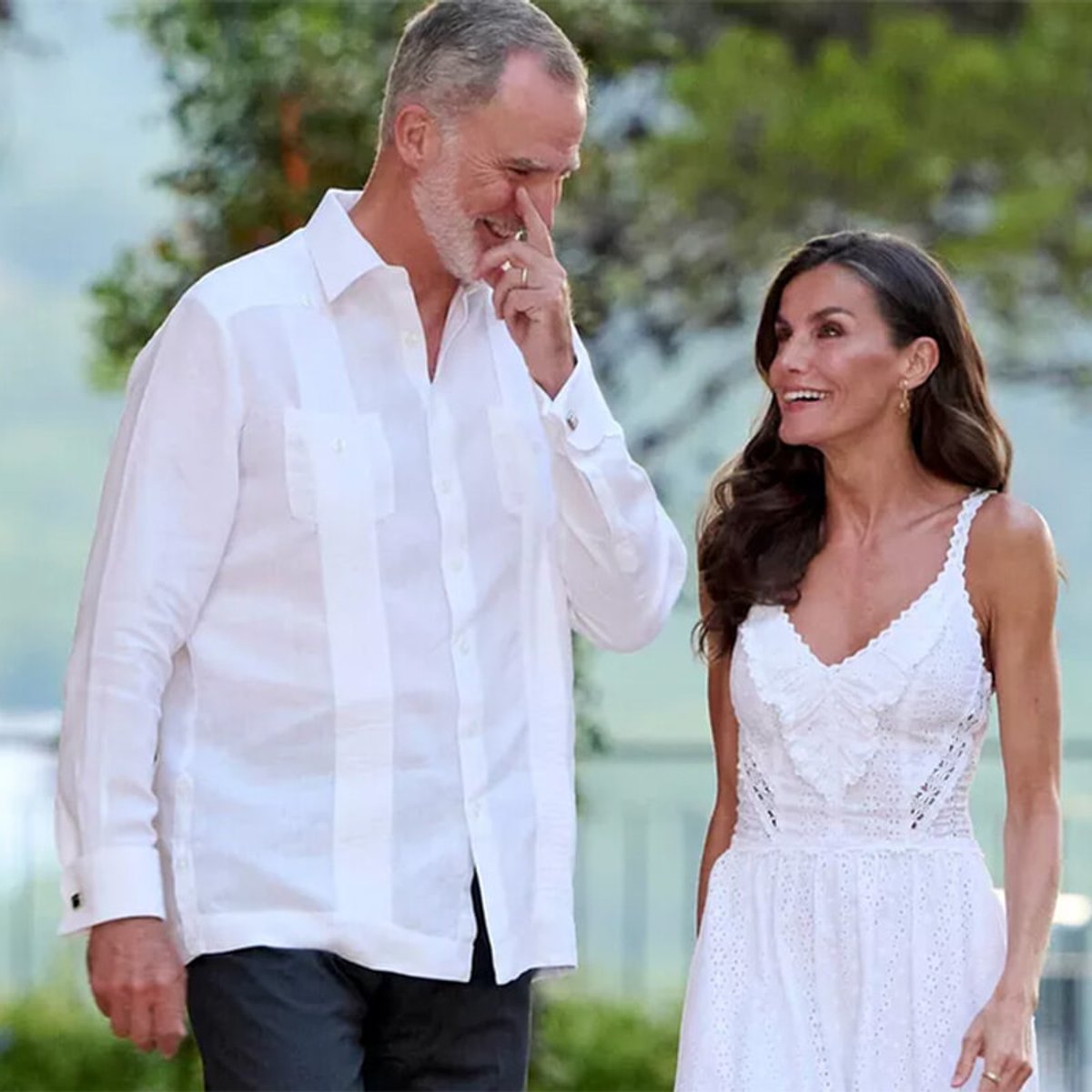 スペインのレティシア王妃が着た白い刺繍のサマードレスが話題に！