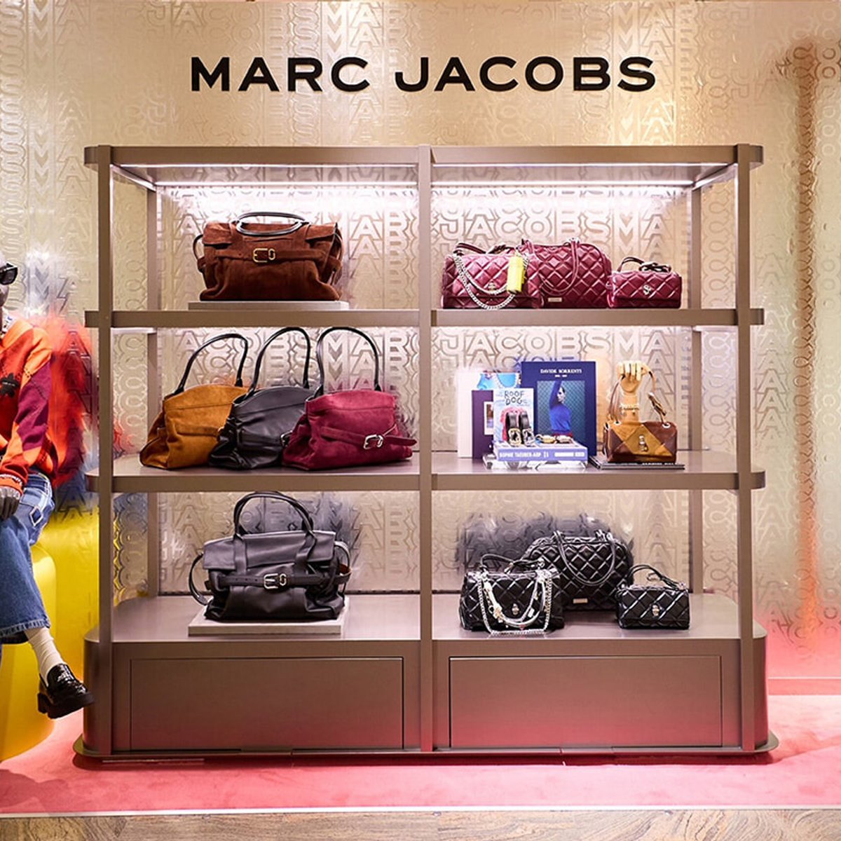 マーク ジェイコブス、秋の新作をスペシャルなポップアップショップで手に入れて！