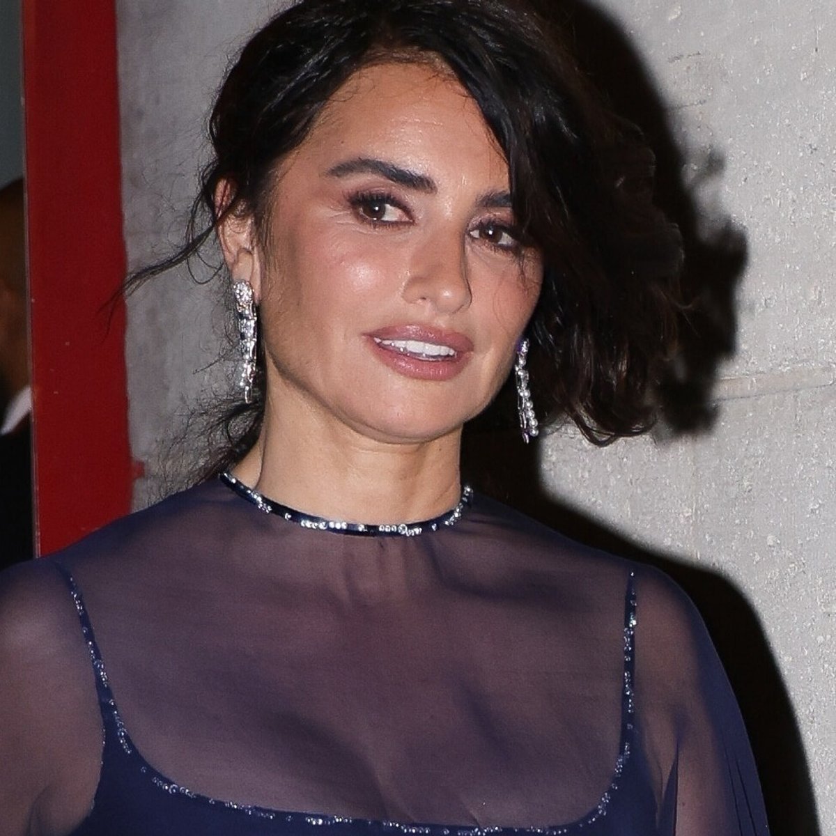 ペネロペ・クルスがプエルトリコで大はしゃぎ！ ボレロ、深いネックライン、フープピアスを身に着けたファッションに注目。