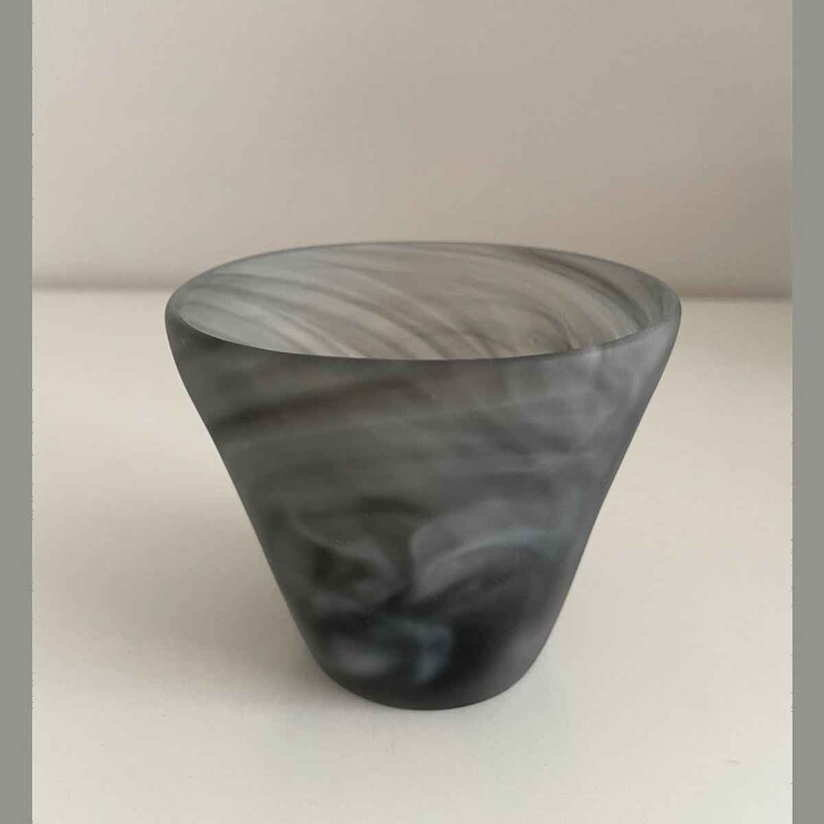 凛とした、モダンなガラスカップに釘付け。