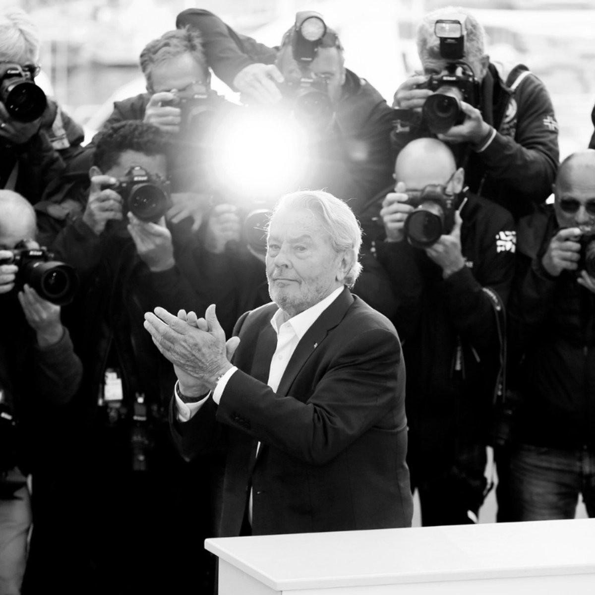 「聖なる怪物」「なぜ人々はアラン・ドロンに惹かれるのか？」死去から一年、アラン・ドロンの半生を振り返る。