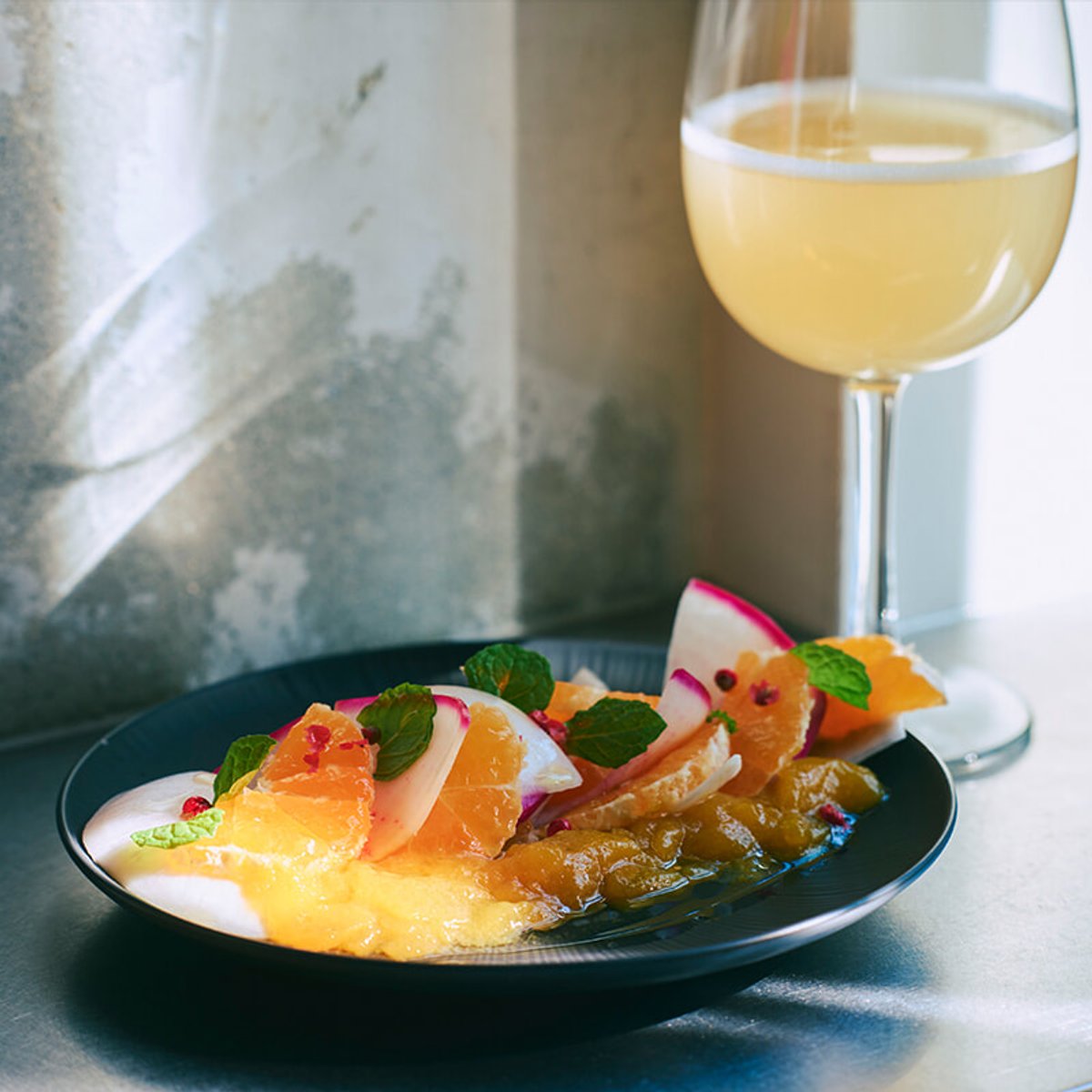 「イエティアム」で高瀬川を眺めながら、フルーツをつまみにワインを。【フィガロ京都グルメ】