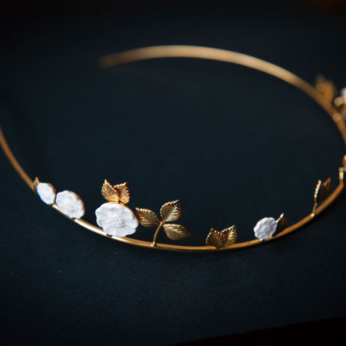 パリジェンヌが作る、真っ白なセラミックの可憐なジュエリー。