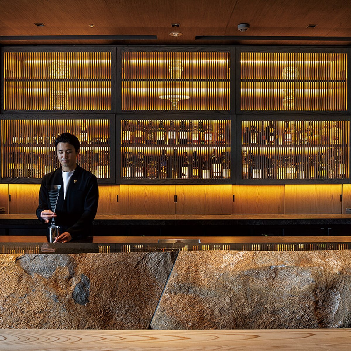 銀座、日本庭園にサンルイのクリスタルが呼応する、新スタイルのバー。