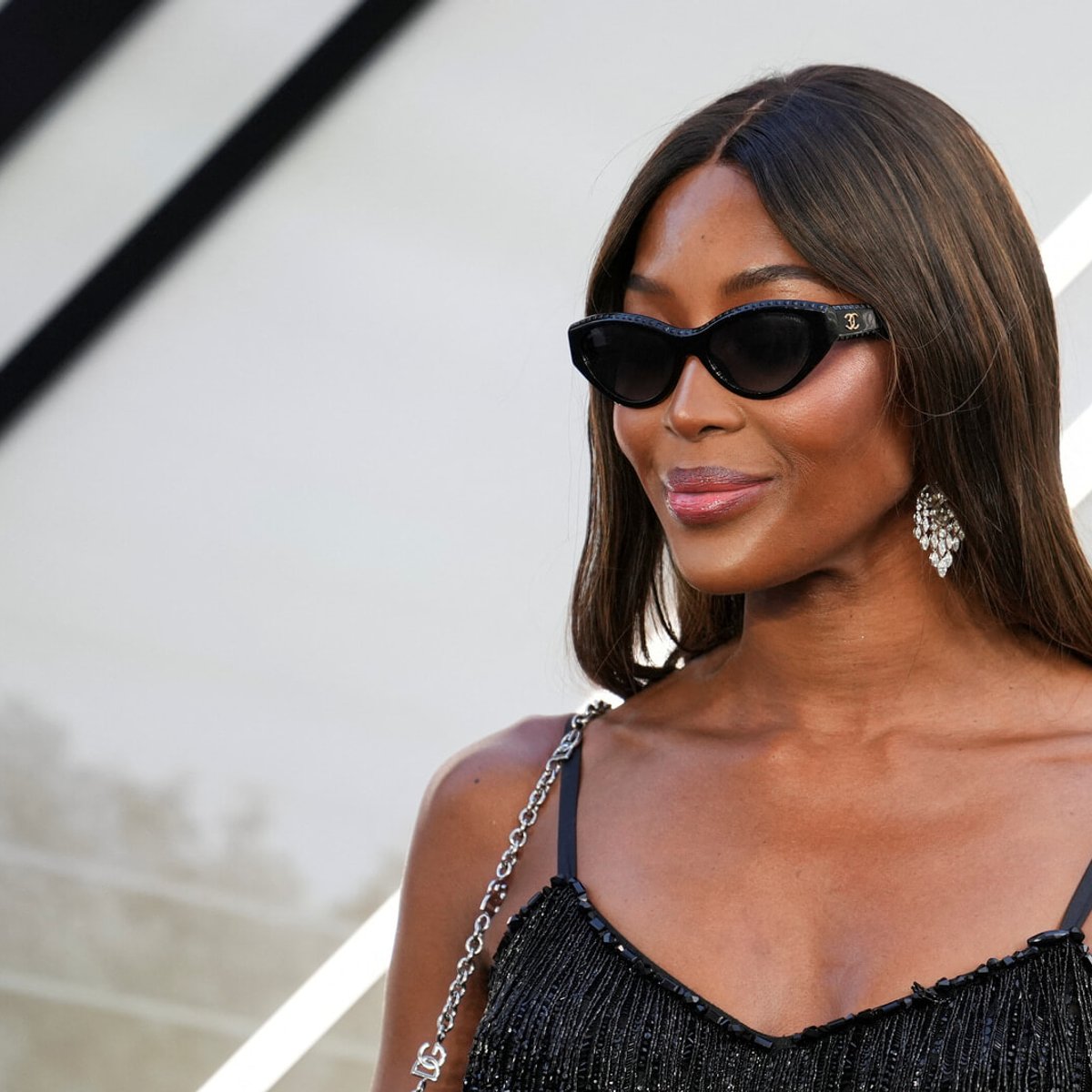 ナオミ・キャンベル、イビサ島のバカンスで身につけたピンクのマイクロビキニが話題に！