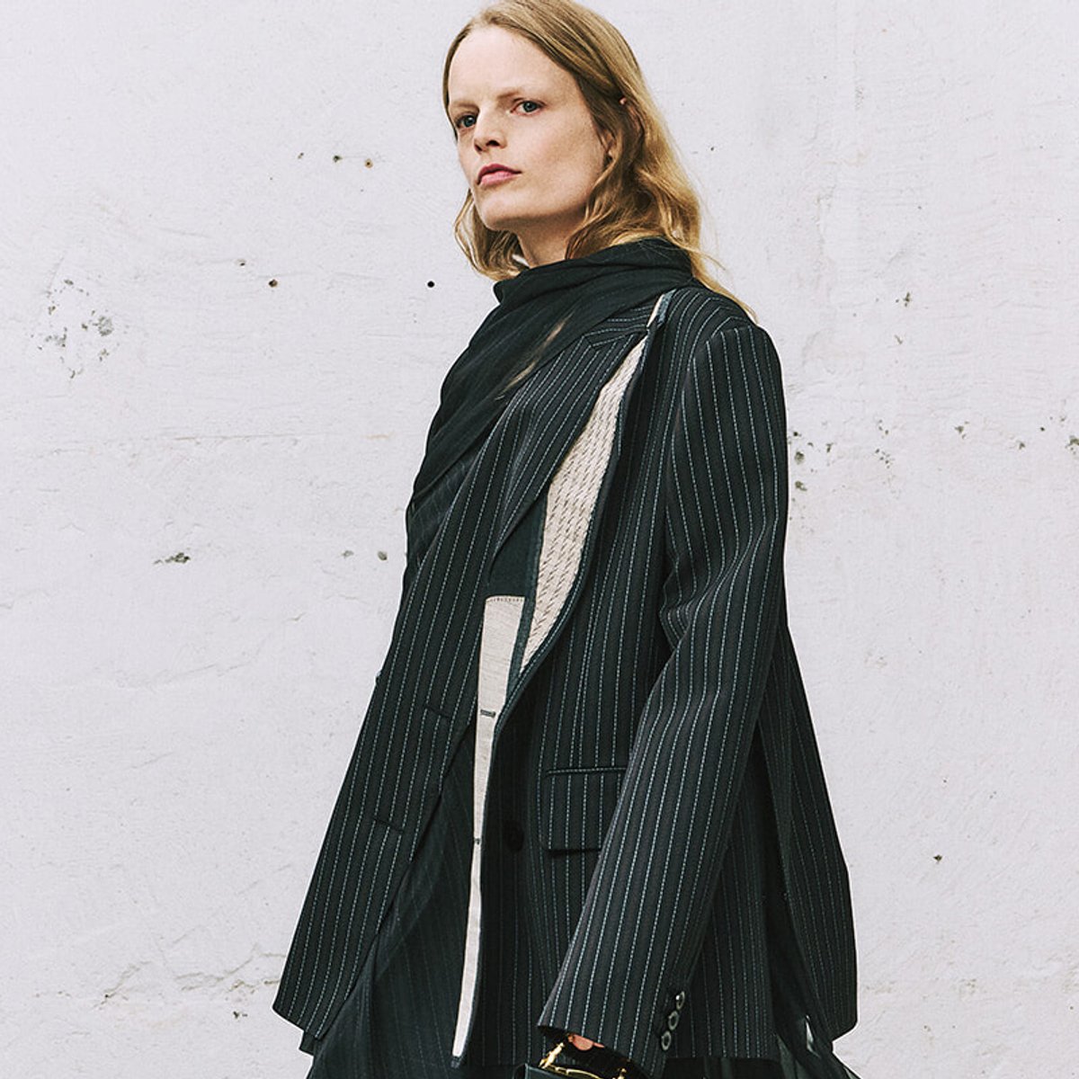 サカイ 2025年秋冬コレクションより、マン・レイ作品をモチーフにしたアイテムが発売開始。