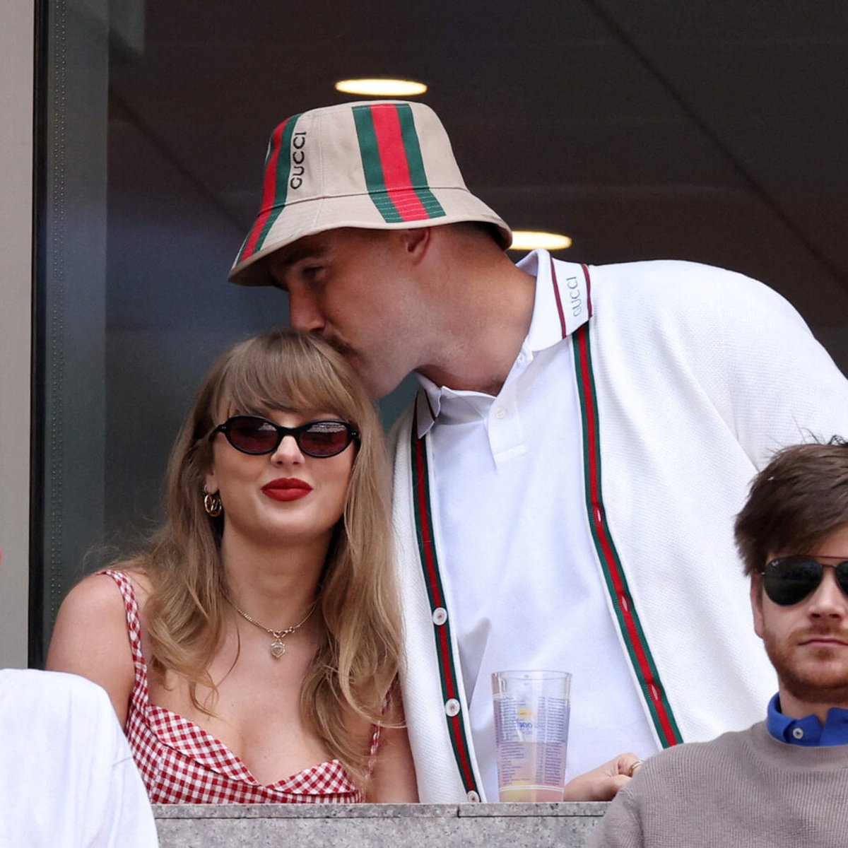 テイラー・スウィフトが婚約発表の際に着用したラルフ ローレンのドレス、すでに完売！