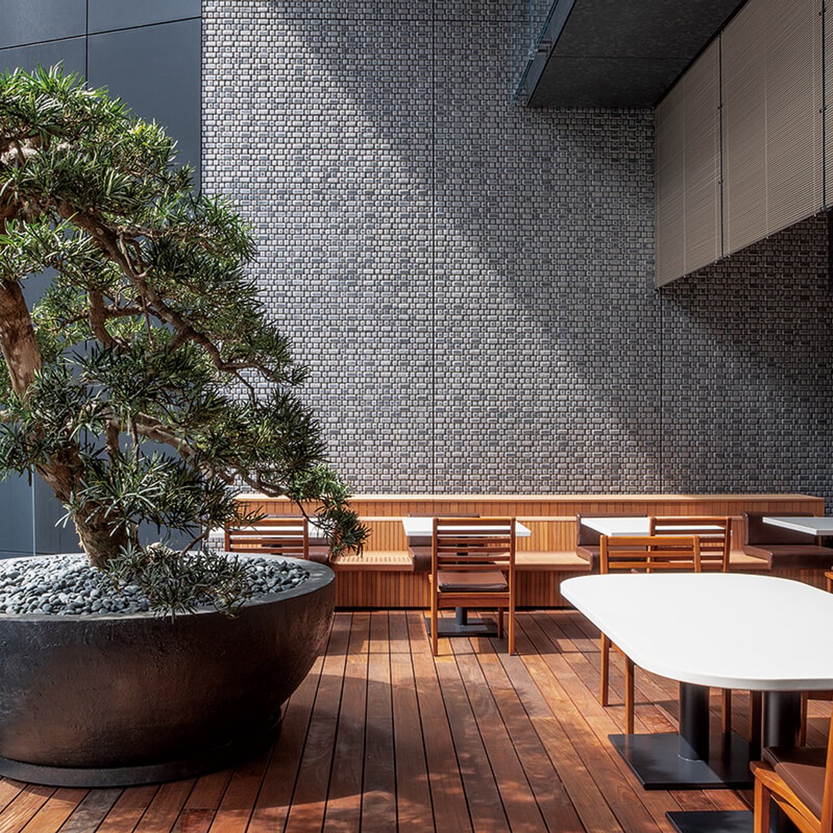 トラヤ ギンザのシックな空間で和菓子とお茶を嗜むひとときを。