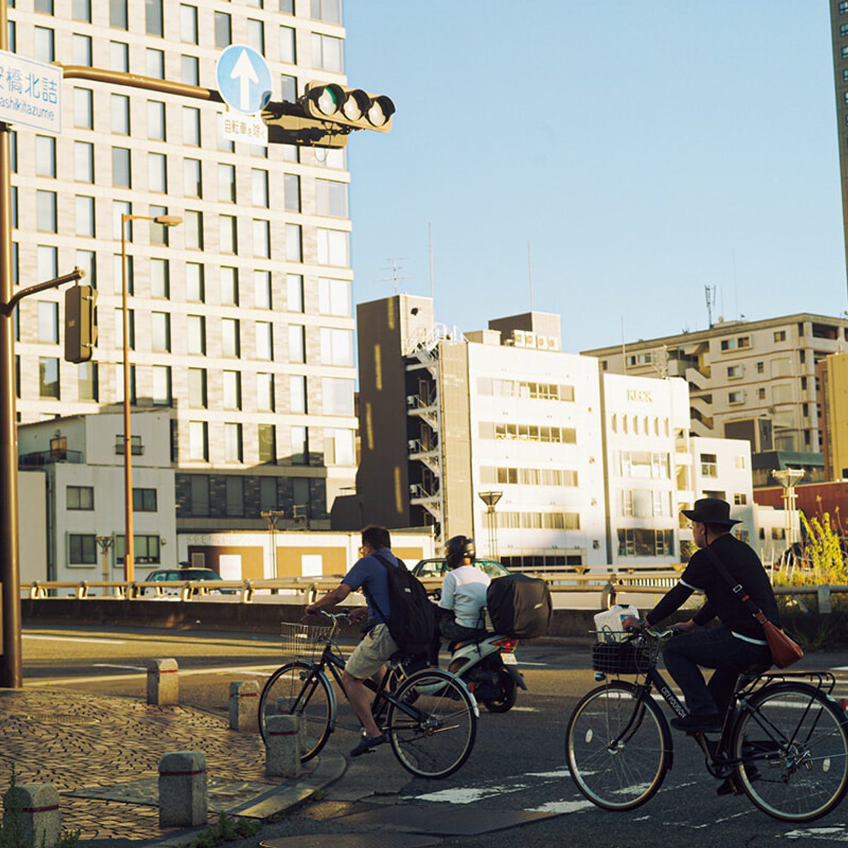 万博の熱気を感じる大阪の中之島から、蘭を訪ねて大山崎へ。