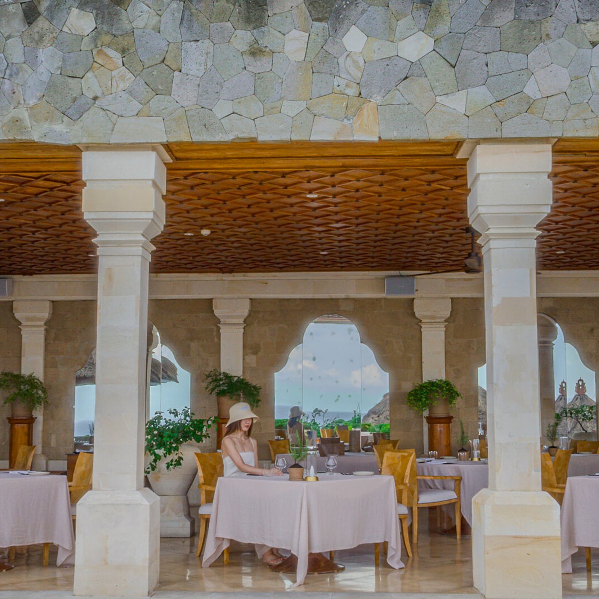 ターコイズの海と白の建築に解かれて。自分に還るバリ島の海の隠れ家──アマンキラ。