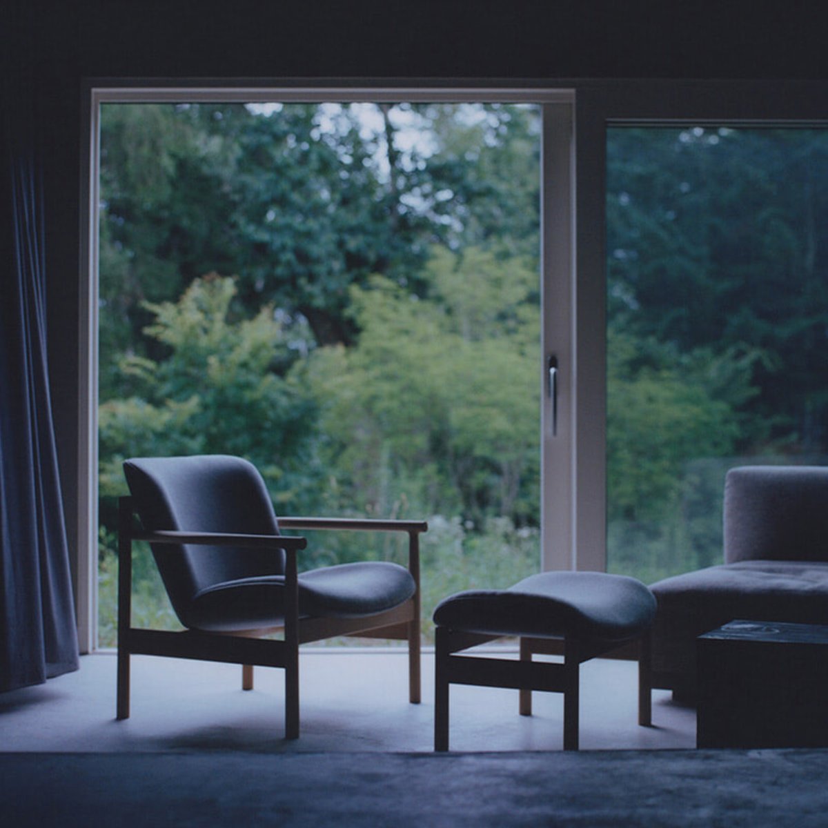 長野県御代田町で、写真家・高木由利子と彫刻家・大村大悟による二人展を開催。