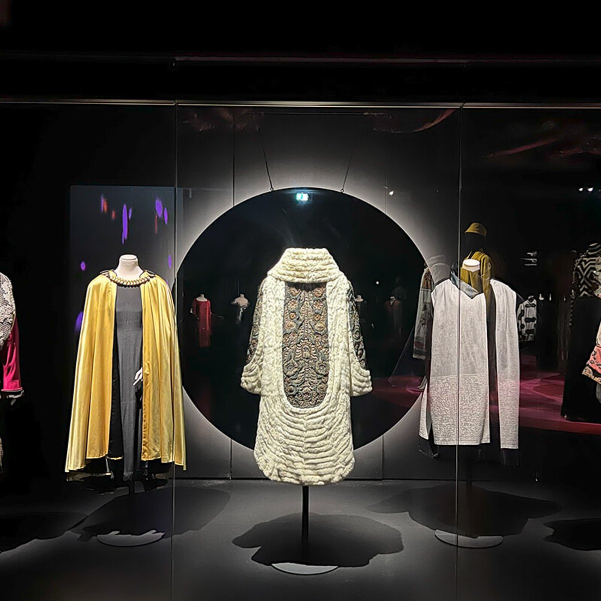 アールヌーボーからアールデコ期、時代を駆け抜けたクチュリエ『ポール・ポワレ』展。