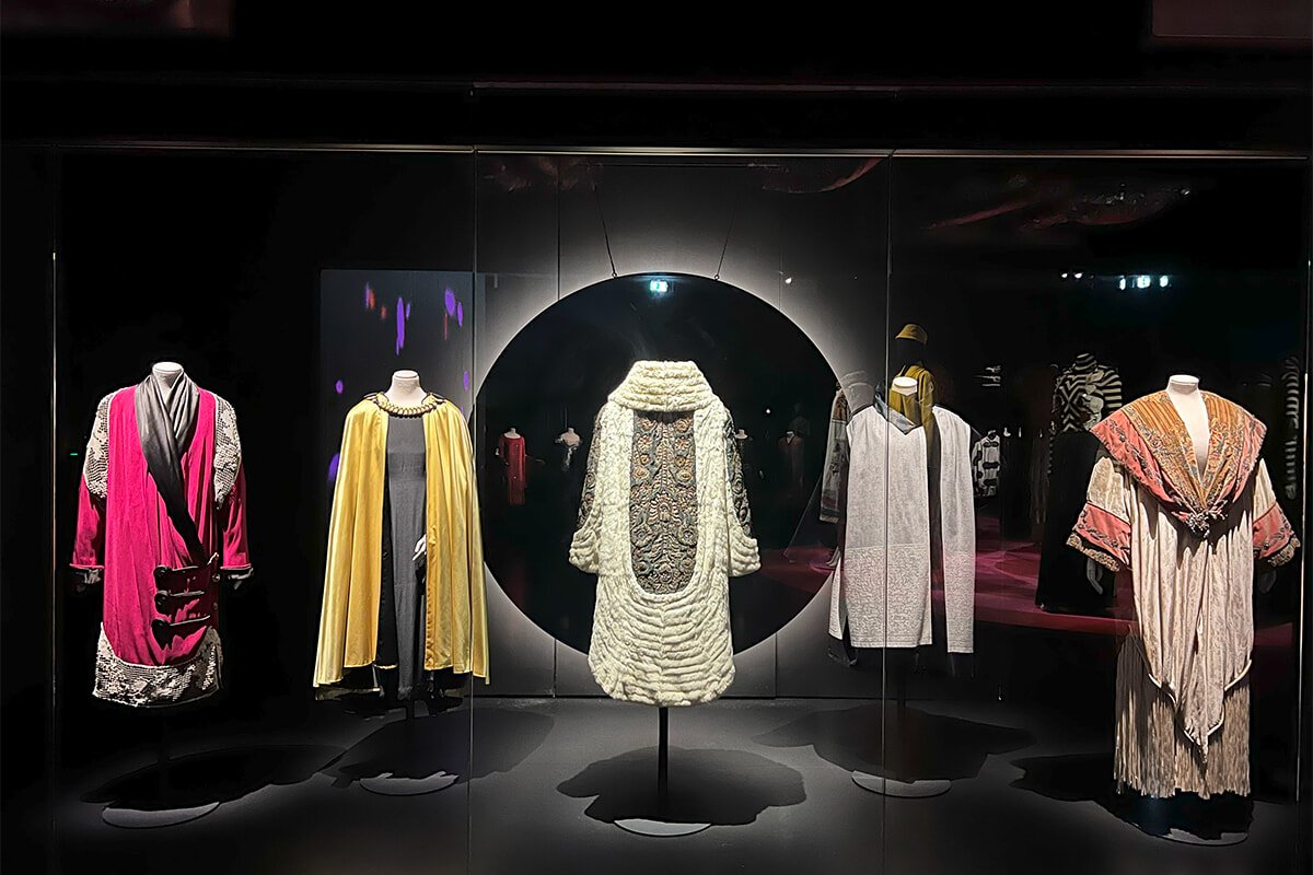 【初版】ポール・ポワレ衣装展　PAUL POIRET　mode Art Déco 250906-paul-poiret-ogp-1.jpg