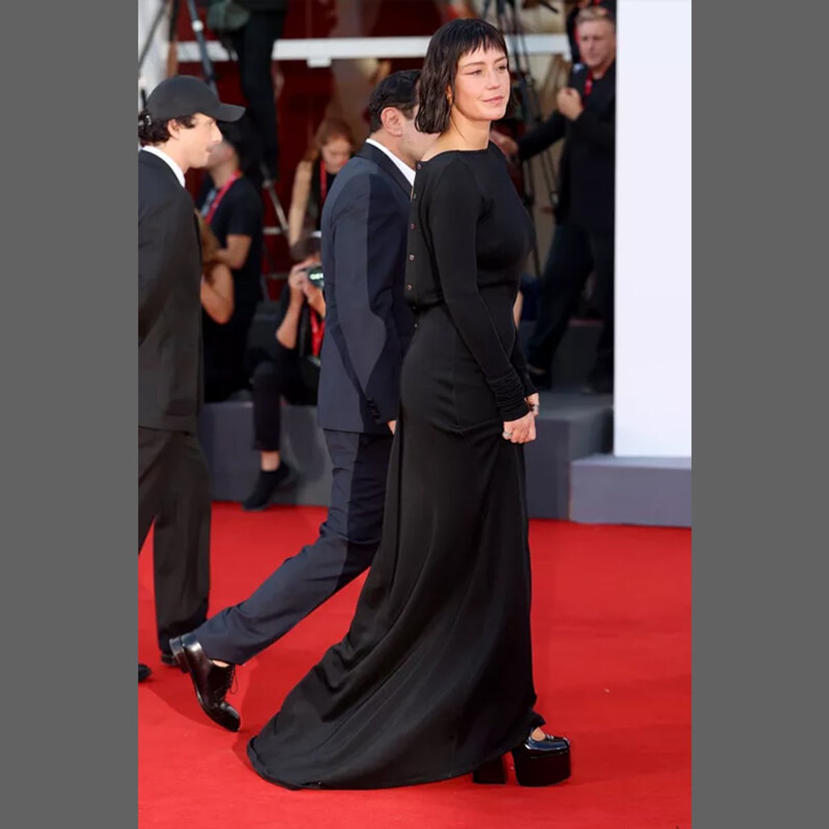 大胆な背中あきドレスでヴェネツィア国際映画祭に登場した女優とは？