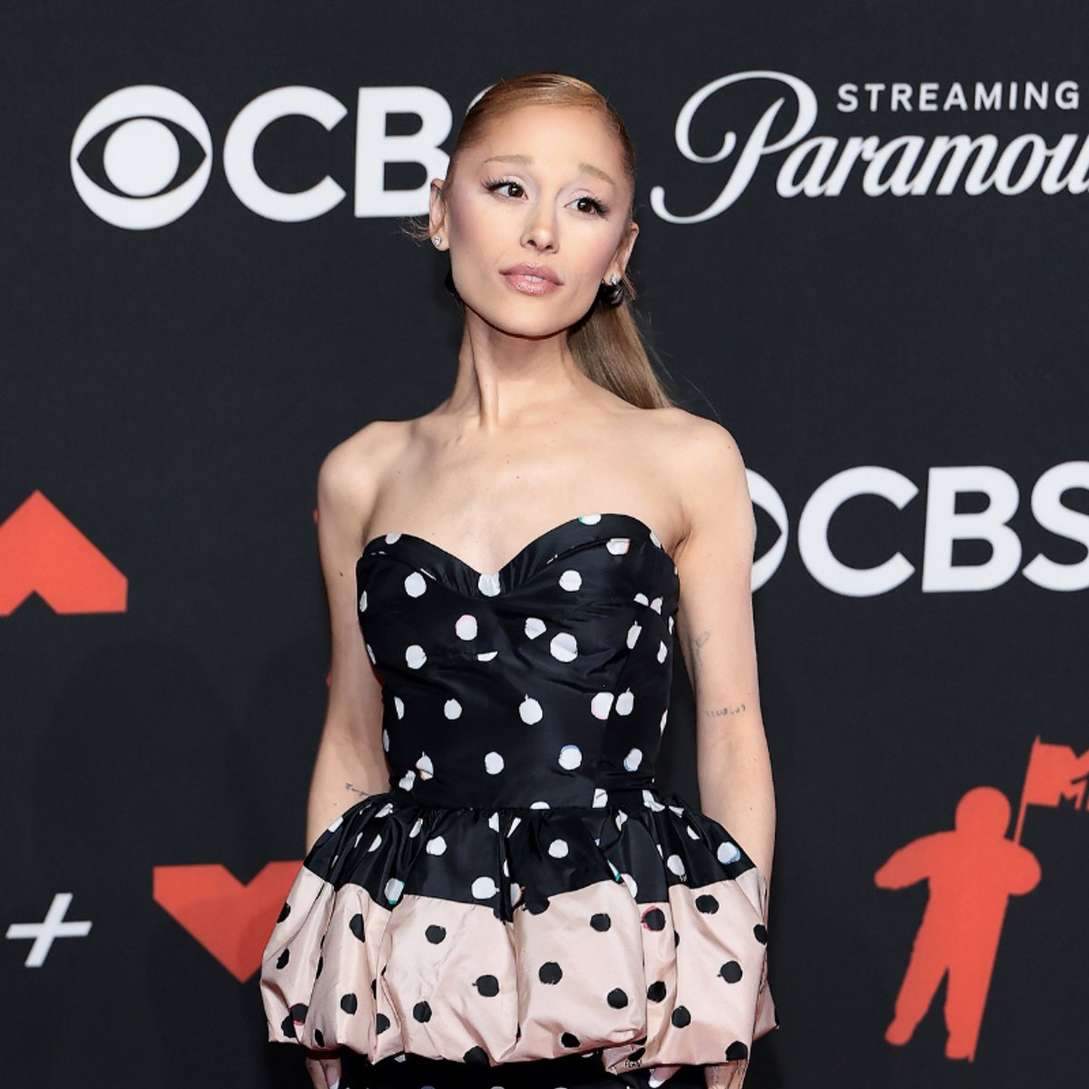 コミュ力の神！アリアナ・グランデがVMAで魅せた4ドレスと豪華ツーショット