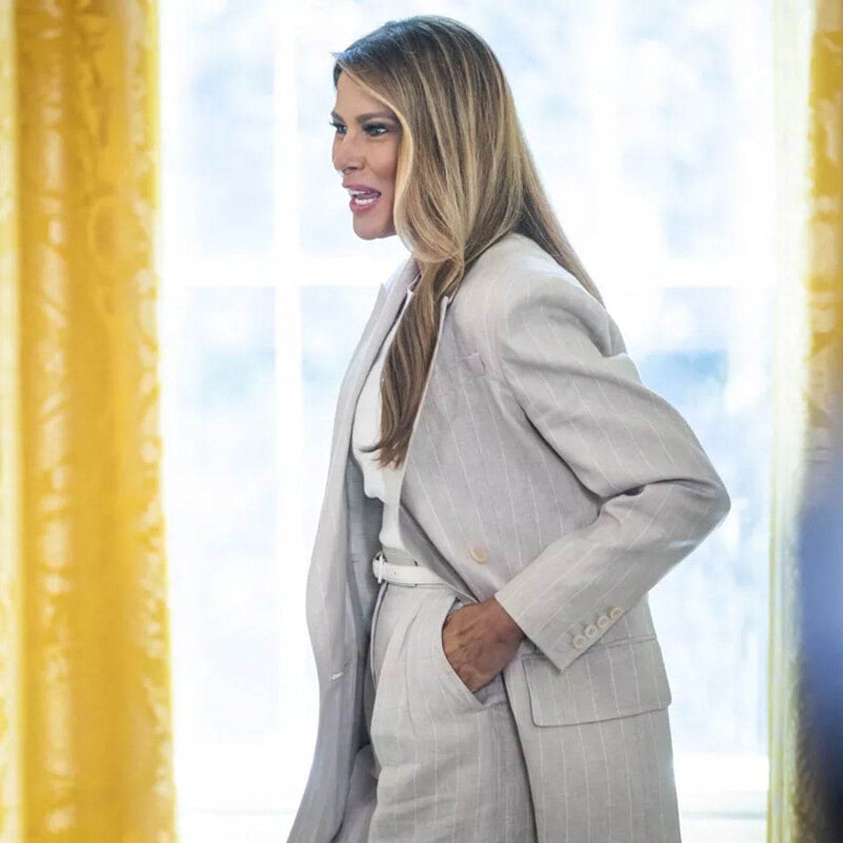 メラニア夫人、エレガントなストライプのビジネススーツでホワイトハウスに帰還。