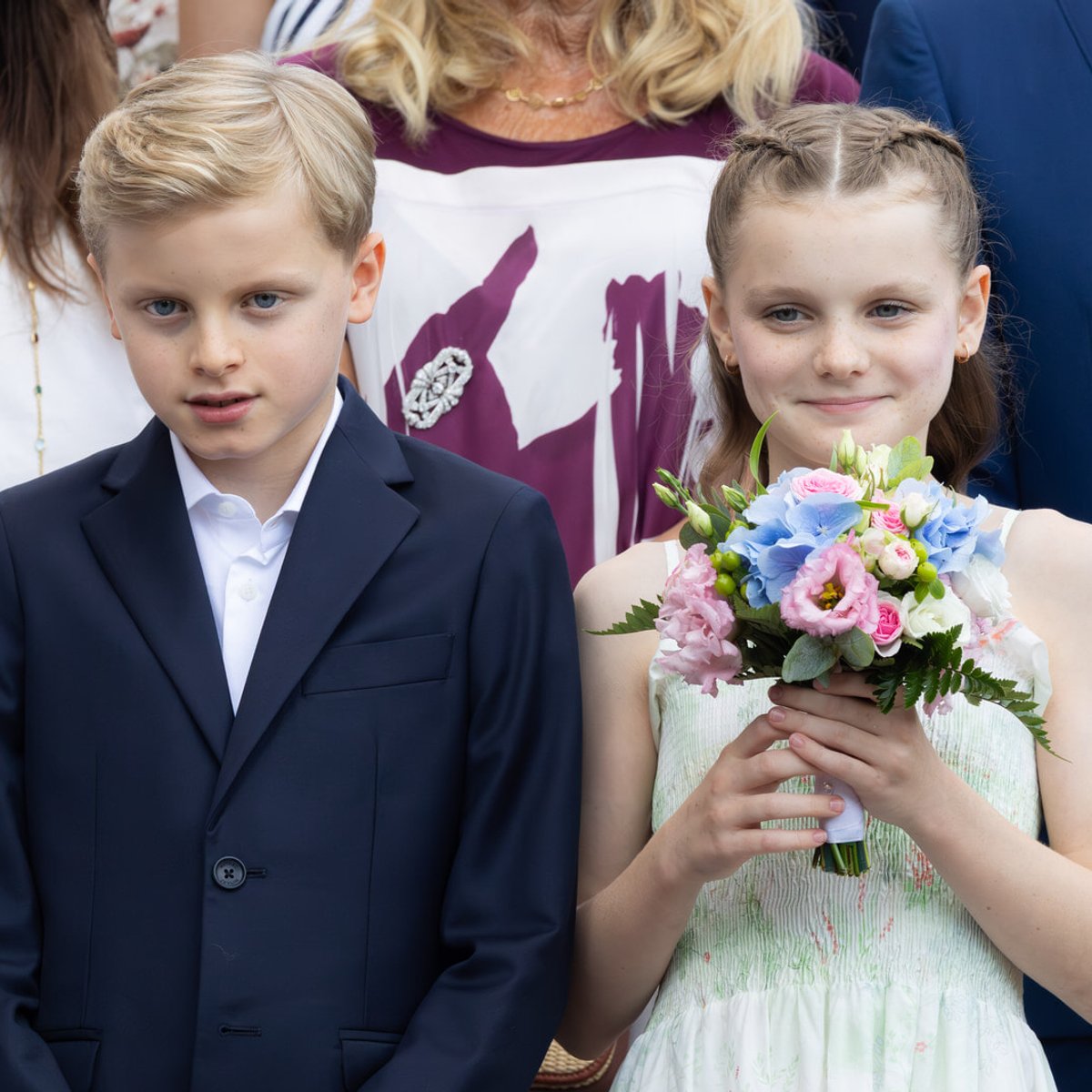 カバンにはラブブも！ モナコ公国のジャック公子とガブリエラ公女10歳、夏休みを終えて登校する姿が話題に！