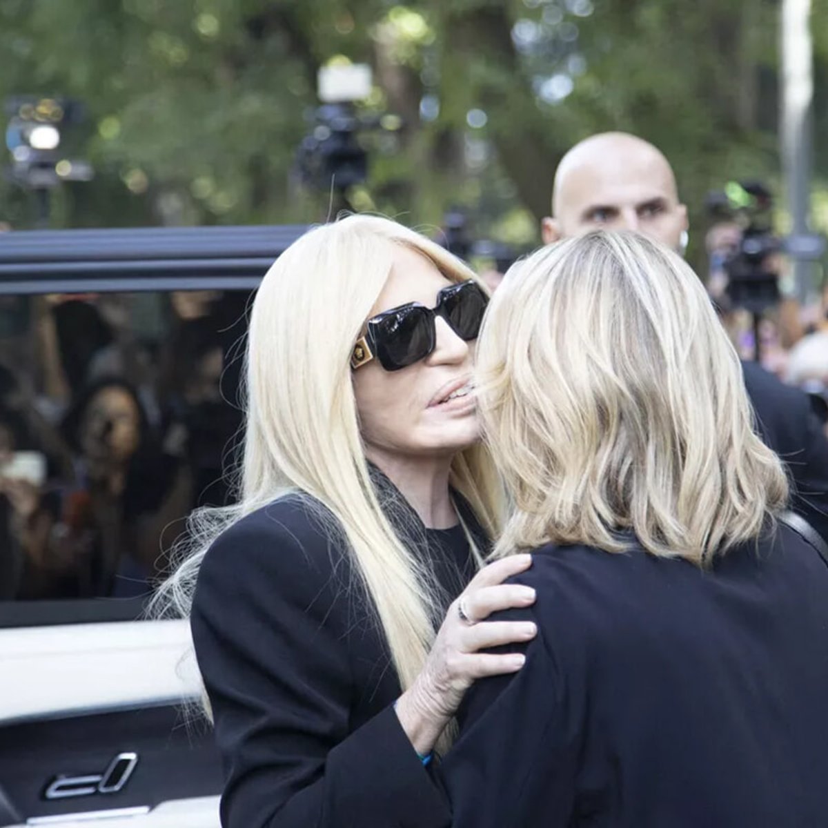 ファッションデザイナーから俳優、元首相まで……ジョルジオ・アルマーニのお別れ会に集まったイタリアのセレブたち。