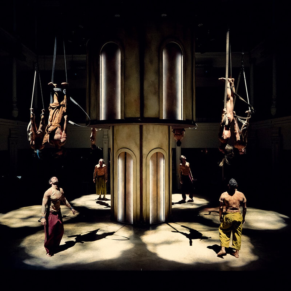 360度のライブパフォーマンス『バベル』。夜、ボン・マルシェが劇場に変貌する。