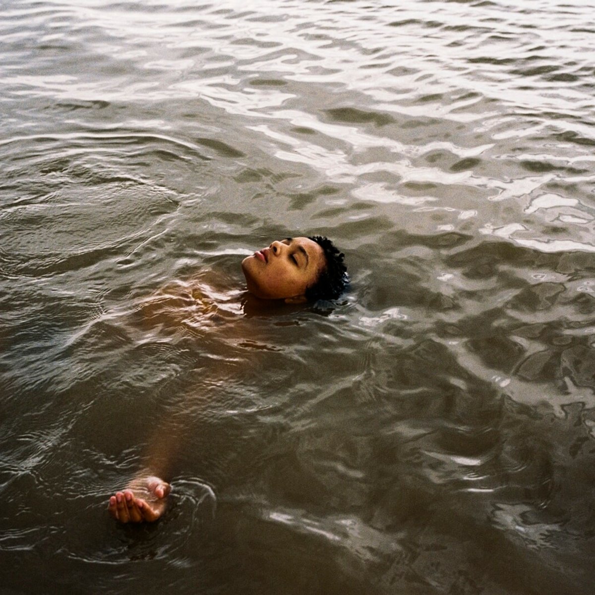 音楽と16mmフィルムで魔法を紡ぐ少女の成長譚『バード ここから羽ばたく』