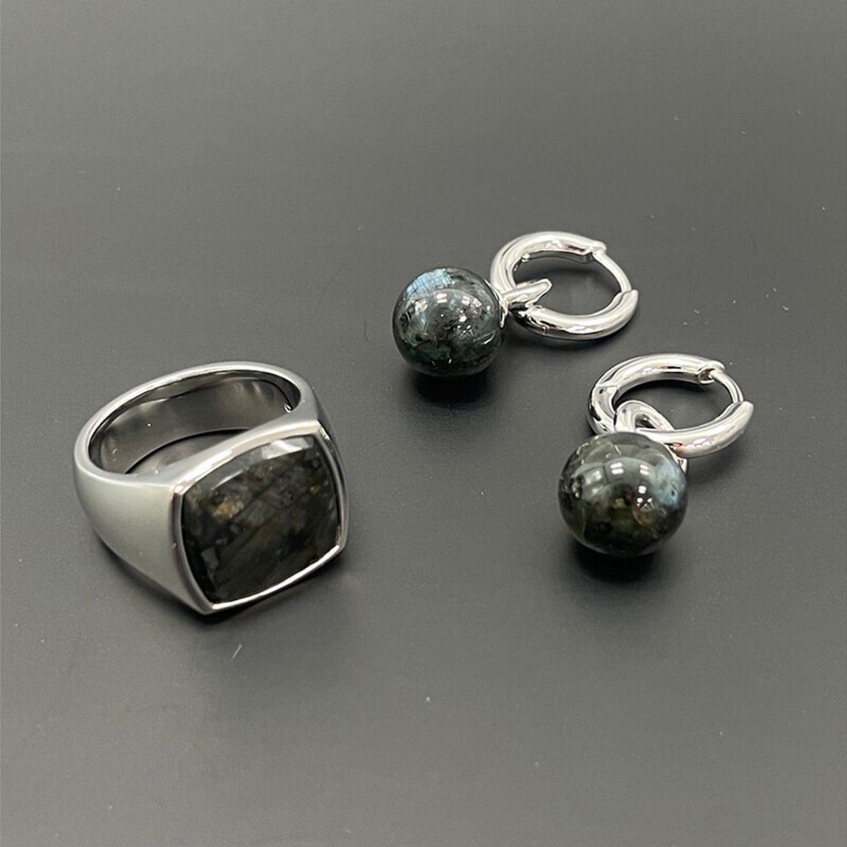 秋の始まりに、トムウッドのピアスとリング。