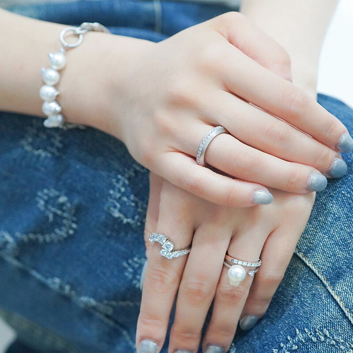 デニムにも黒の洋服にも似合う、アンナ ダイヤモンドのジュエリーコーデ。【小さなスナップ】