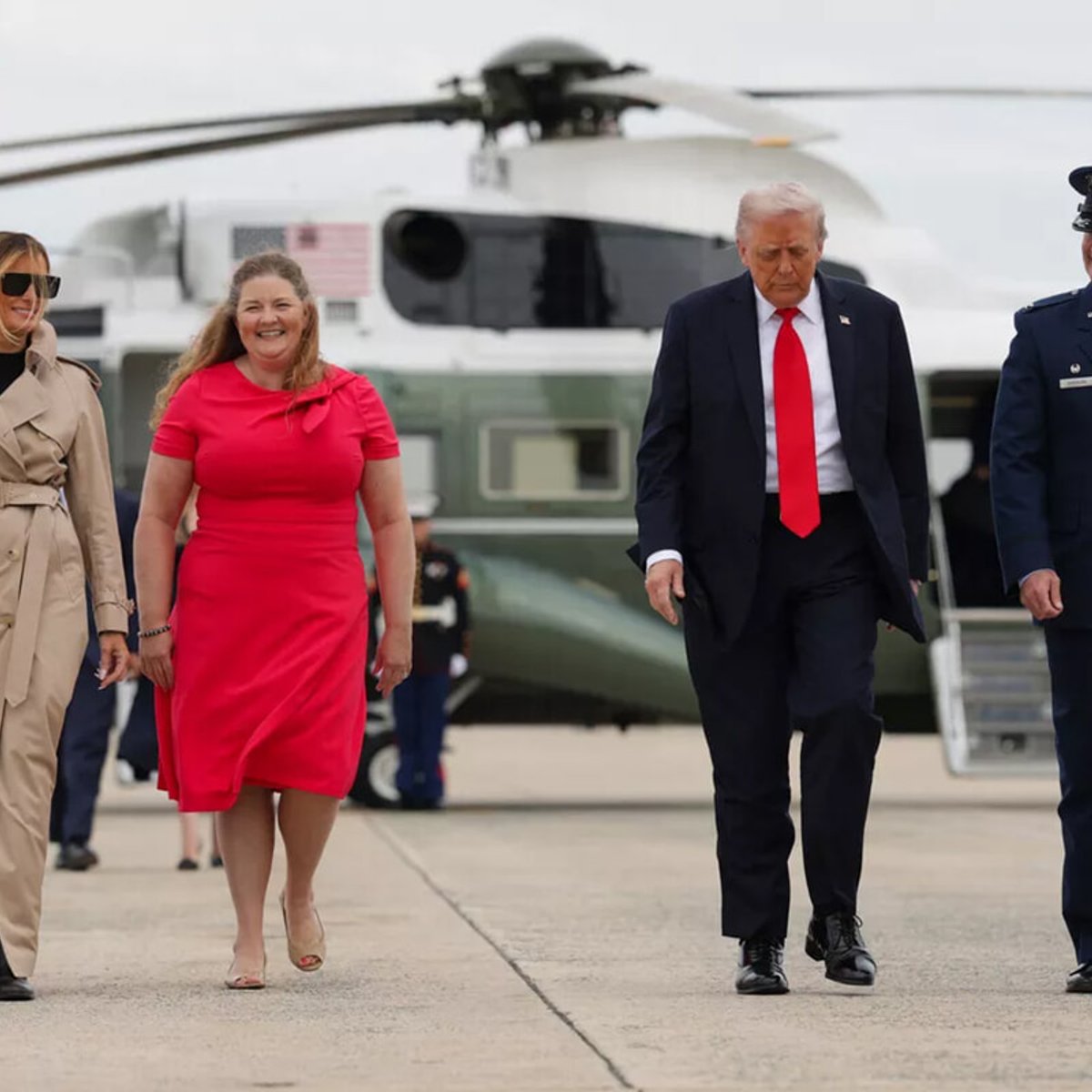 「美しすぎる！」メラニア夫人、バーバリーのロングトレンチコートでトランプ大統領とロンドンに到着。