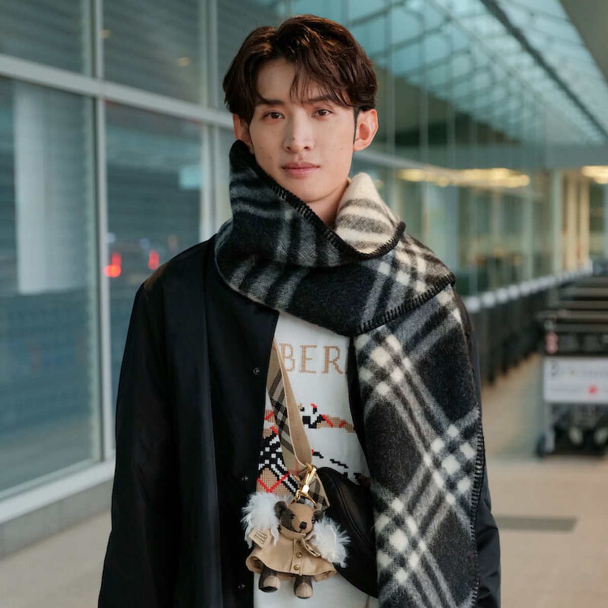 Snow Man向井康⼆の空港ファッションは気品ある英国スタイル。バーバリーのショーのために出発！