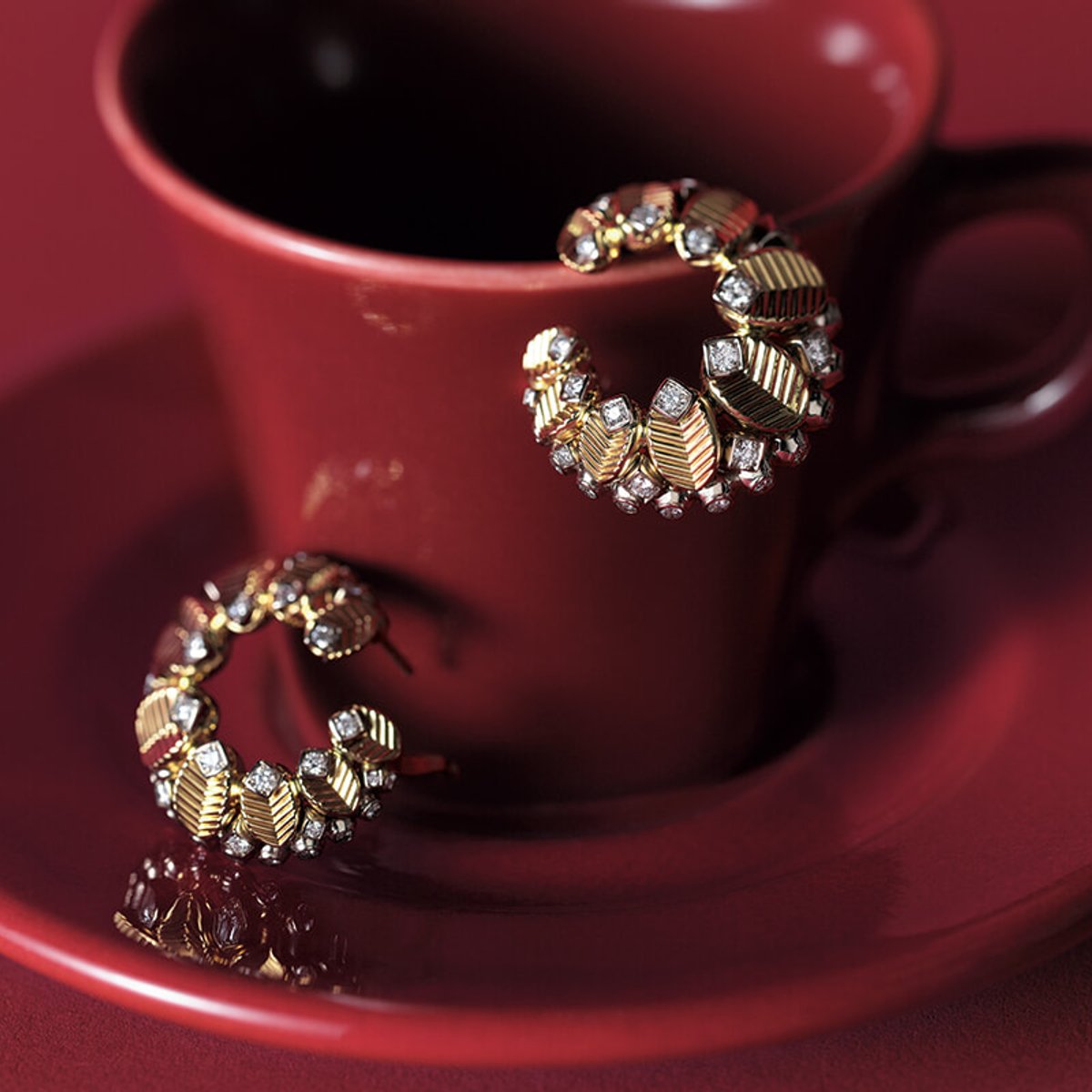 グレース・ケリーも愛したモチーフ。カルティエのフープイヤリング「グラン ドゥ カフェ」に迫る。