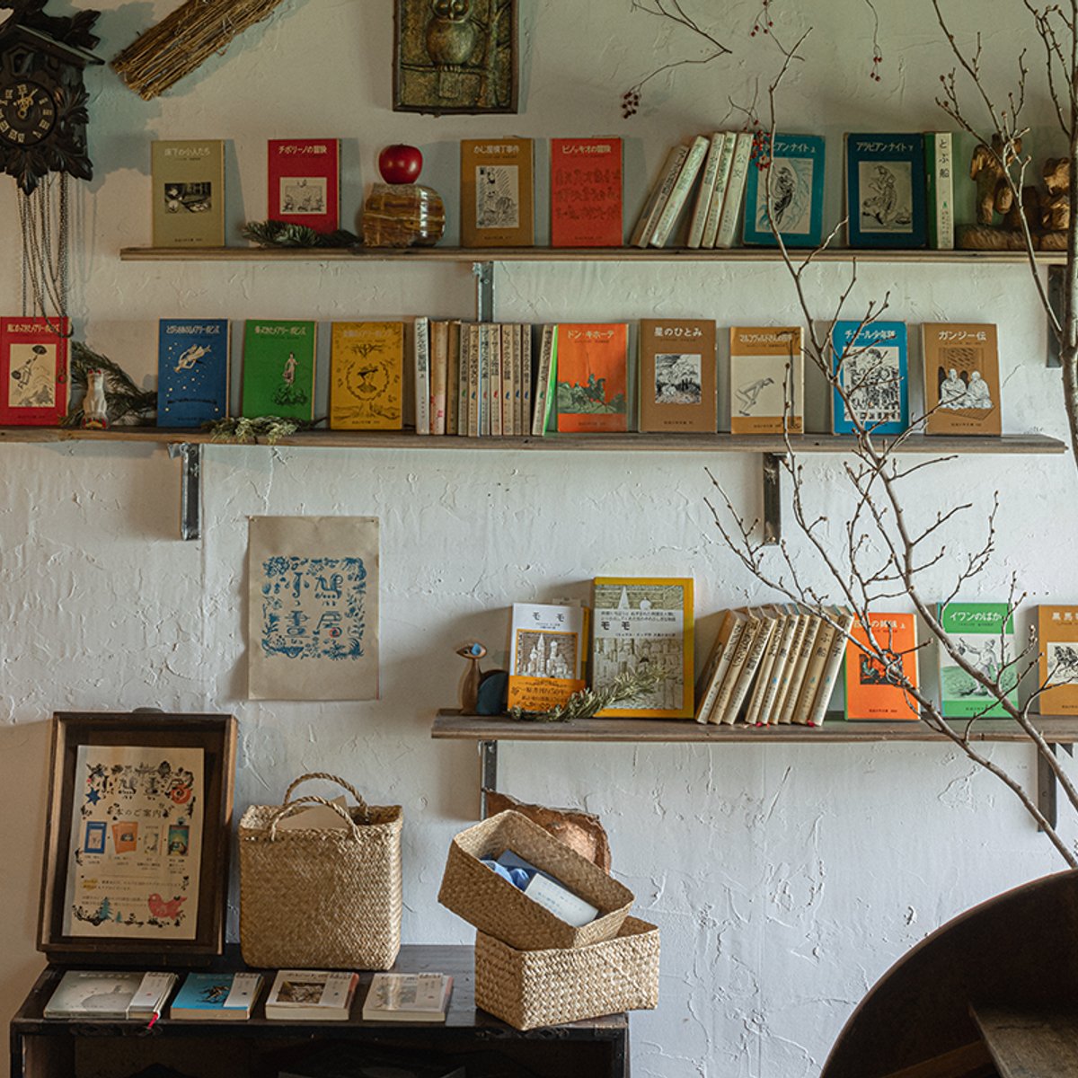 北海道・夕張の小さな書店「小鳩書房」で、大人が読むべき本と出合う旅。