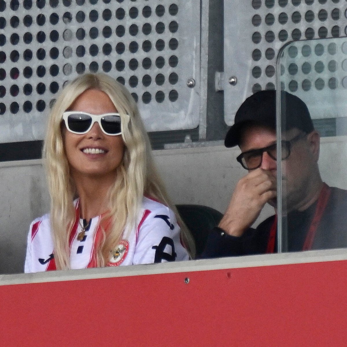 クラウディア・シファー、55歳の誕生日にギリシャで休暇中の水着姿を披露！