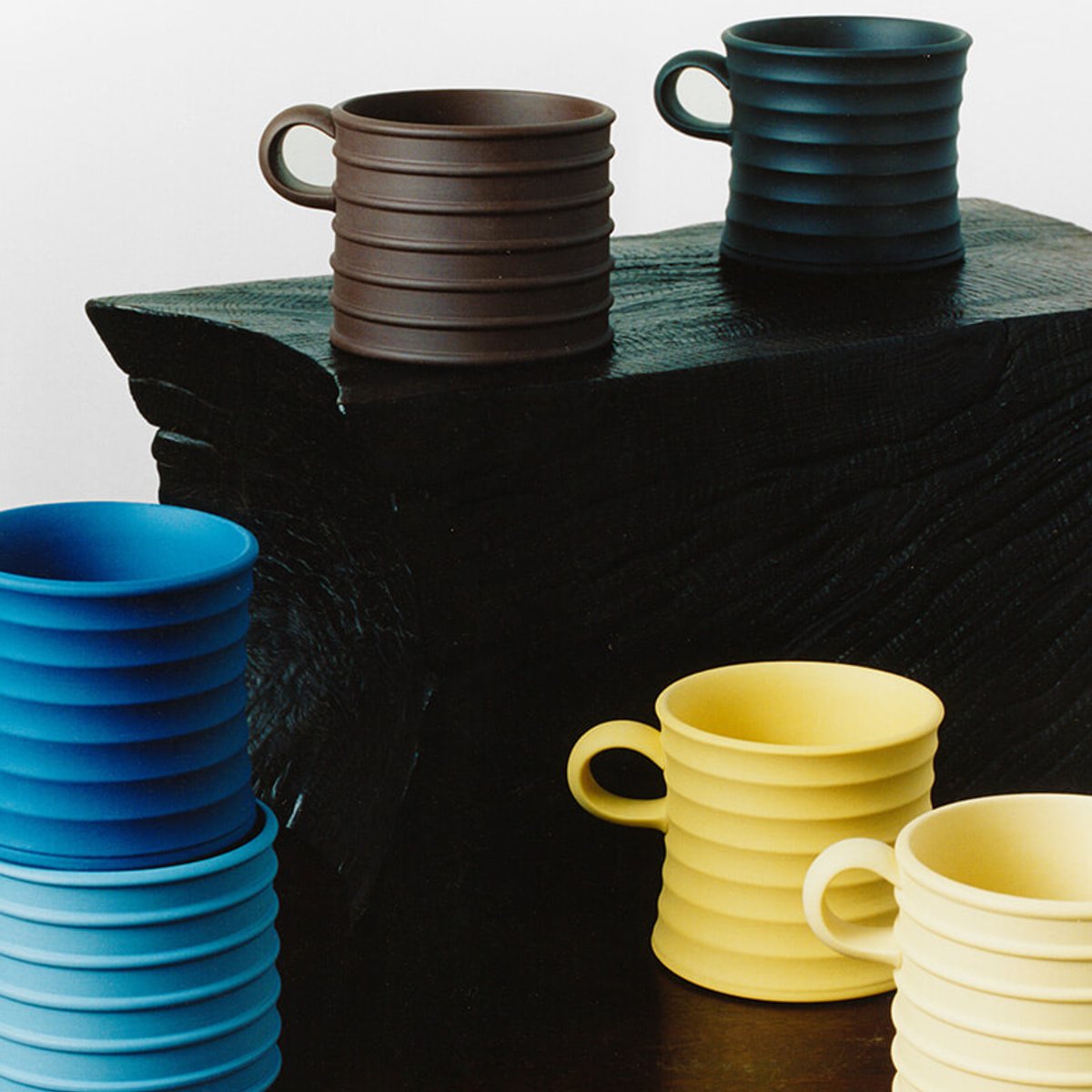 【JW アンダーソン×ウェッジウッド】ギリシャ製の古いマグカップに着想を得たシリーズが登場！