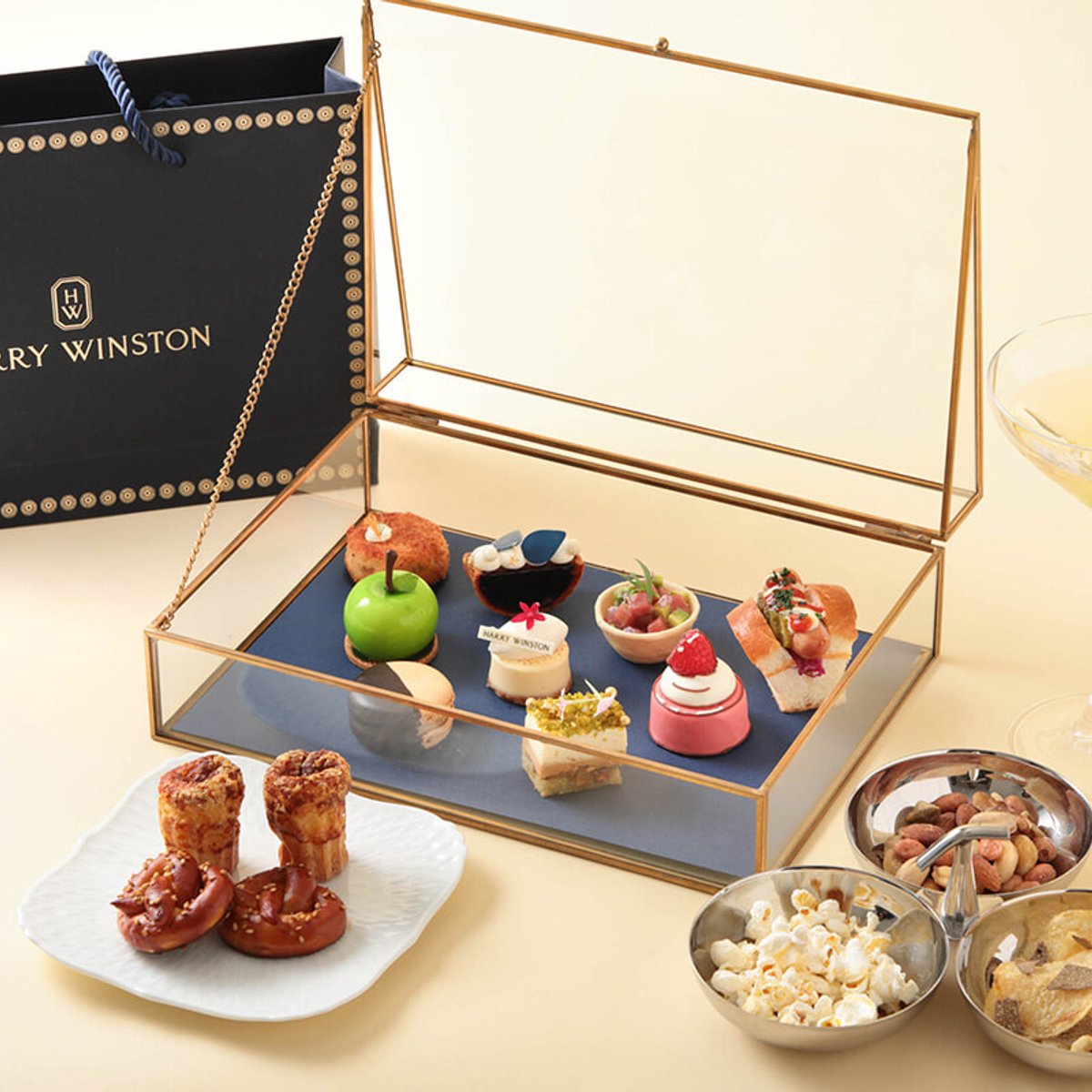 【ハリー・ウィンストン×W 大阪】NYの息遣いが感じられる空間で、リュクスなアフタヌーンティー。