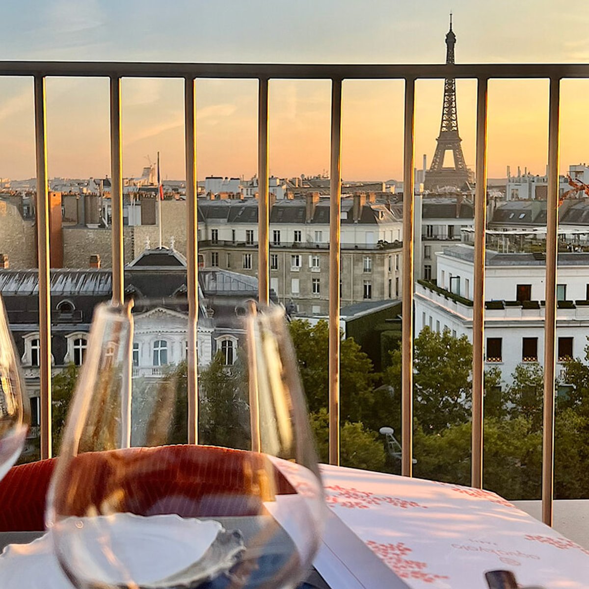 アクア・キョート、驚きの眺望と香港発の和食の新世界をシャンゼリゼ大通りの8階で。