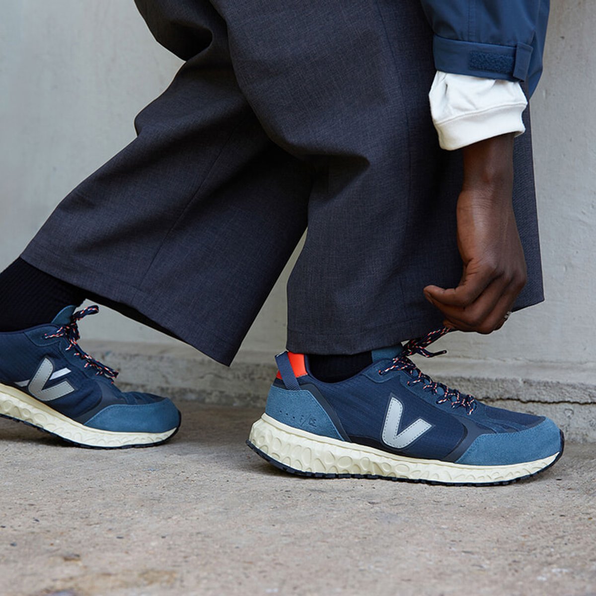 【ヴェジャ×エフシーイー】日本とフランスの青にオマージュを捧げたコラボスニーカーが欲しい！