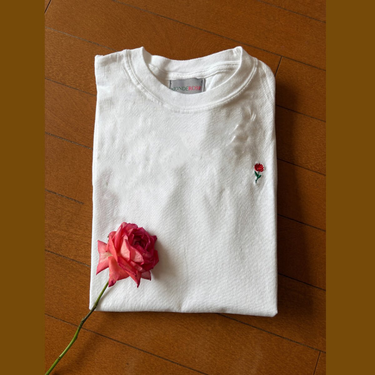 薔薇とロンT、なんて素敵なギフトでしょう。